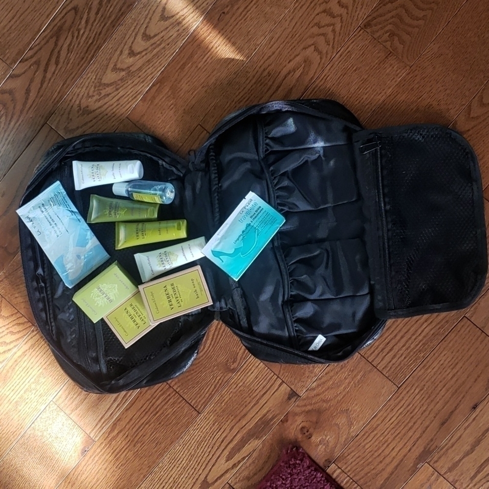 𝅺SAM'S town large leather travel accessorie bag with freebies. UNISEX bag.